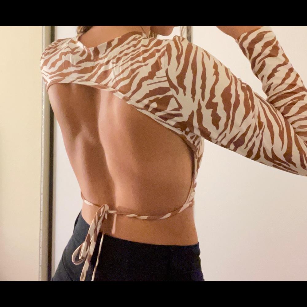 Cow print open back long sleeves crop top